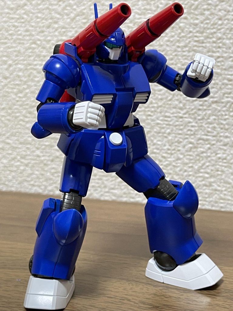 なぜこの色なのかと言えば、顔の横に着いてるダクトがヒゲみたいに見えるので青くなればドラえ・・