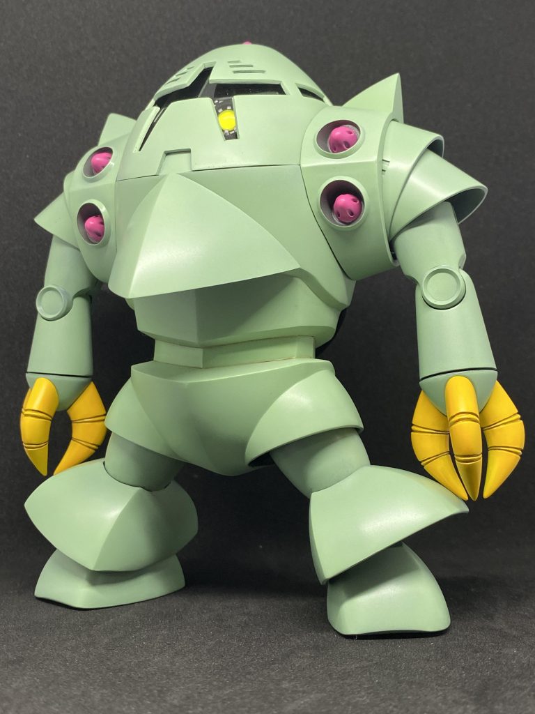 複雑なモノアイスリットのMSはモノアイをこんな位置にしてしまいます。