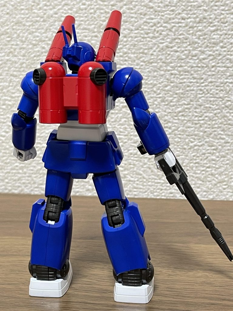 背面。バックパックも赤と黒鉄色で簡単塗り分けですね。ビームライフルは黒鉄色だけで塗ってます。