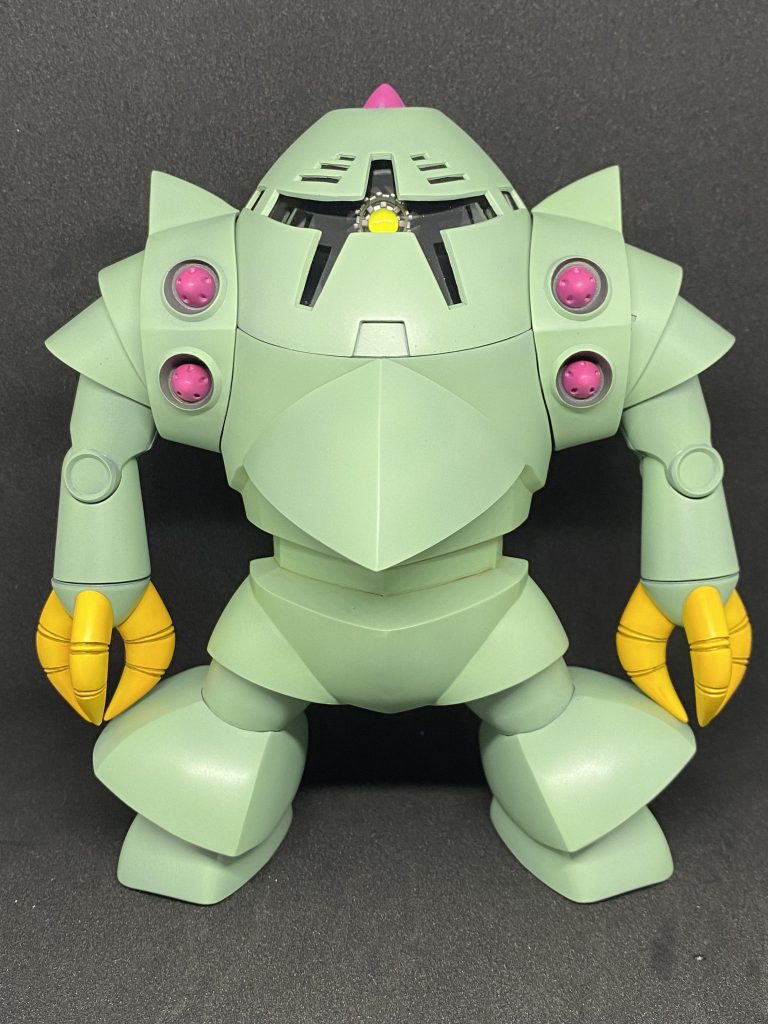 新造人間キ◯シャーンに登場する敵メカ (ツメロボット)の様なイメージで。腕は真っ直ぐ下に下ろした感じにしたかったのでクローは閉じた状態としました。