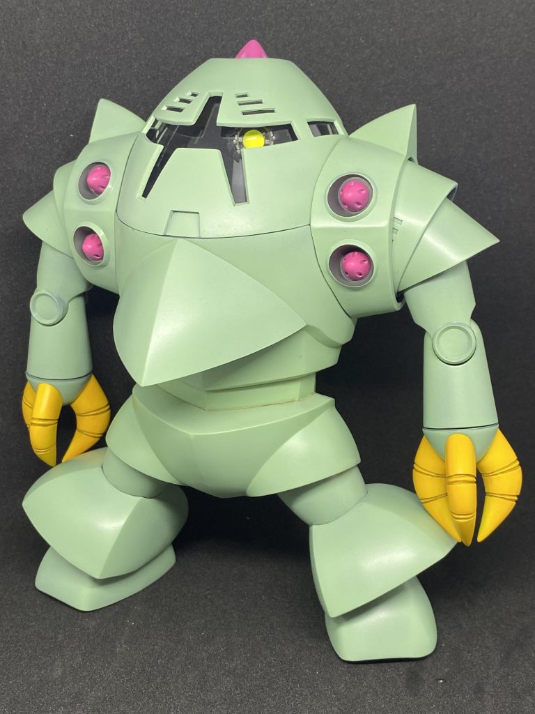 1/144にしては大きいキットです。モノアイは蛍光ランナータグをポンチで抜いてレジンの表面張力で軽くドーム状に。