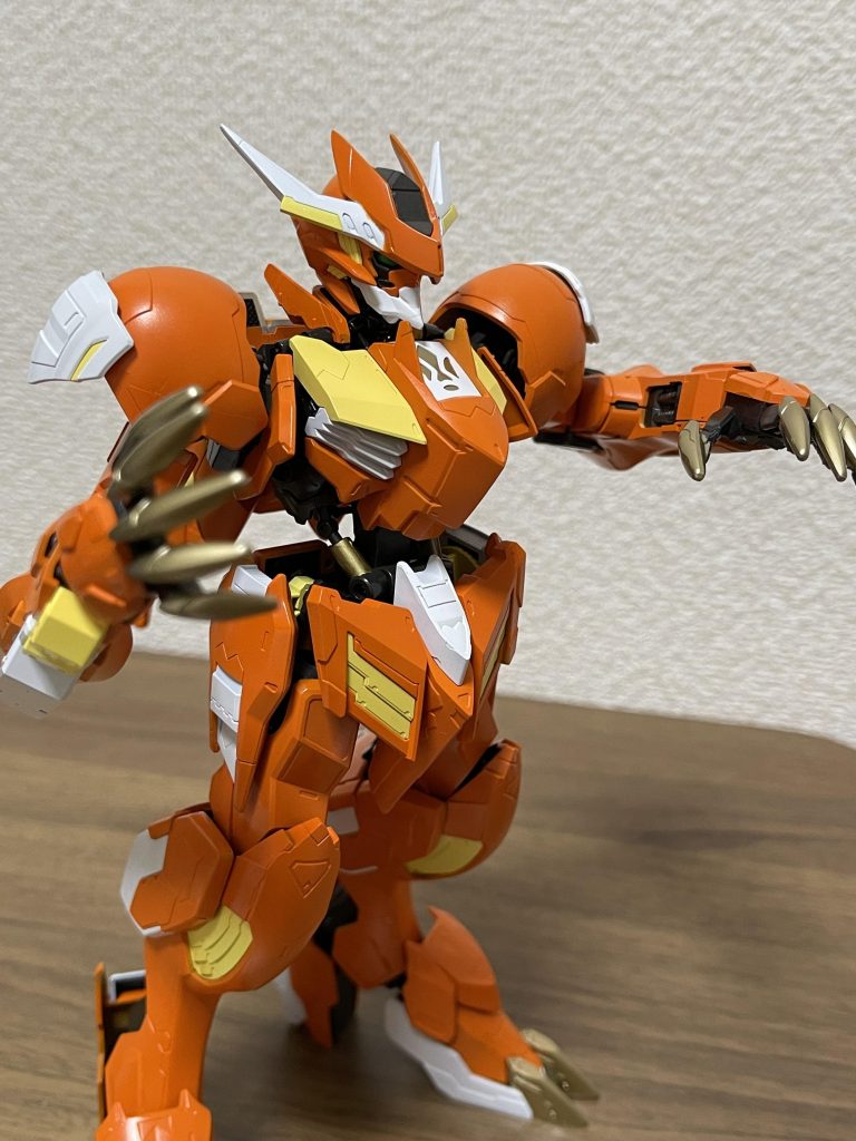 バ「ところで、何で今頃ラゴゥなんて作ってくれたんだ?」キ「何でって、そんなの僕がラゴゥを破壊しちゃったからですよ。今のご時世少しでも戦力を確保しときたいのに僕がラゴゥを破壊しちゃったからですねぇ。」バ「・・何度も言わんでいい。」キ「爪が付いてるので格闘も強いですよ。」バ「ほう、そうなのか。」キ「僕が破壊したラゴゥも格闘は出来てましたのですぐに慣れると思いますよ。」バ「煽ってるな?煽ってるよな??」