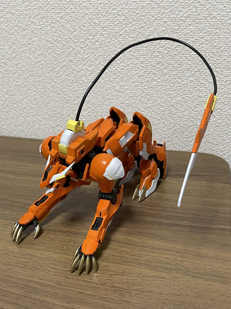 バ「これラゴゥか!?何か混ぜたらマズイ機体使ってないか?」キ「そんなことはありませんよ!ちょっと組むために材料が無かったから裏ルートでフレーム丸ごと使える物を探したんですよ。」バ「裏ルートって・・」キ「それはさておき、背中のブレードは射出出来ます。またコードが繋がってるのである程度操作できる優れものです。」