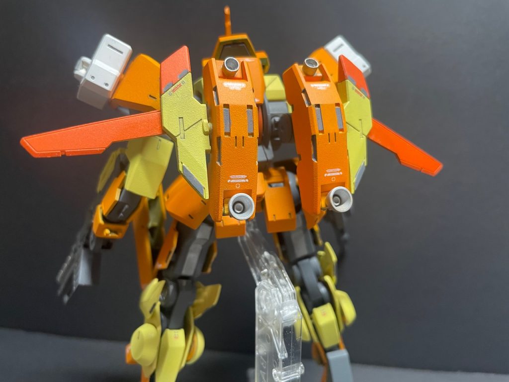 EB-08ARレギンレイズアクセルヒートレギンレイズ(ジュリエッタ専用機)を改造した本機は癖のない武装構成に調整されており、それに伴う重量増加を補うために背部スラスターにウィングが増設されている。近接格闘時には原作通りのパージ機能を使用し、機体の機動力を底上げする。 唯一の近接武装である太刀は