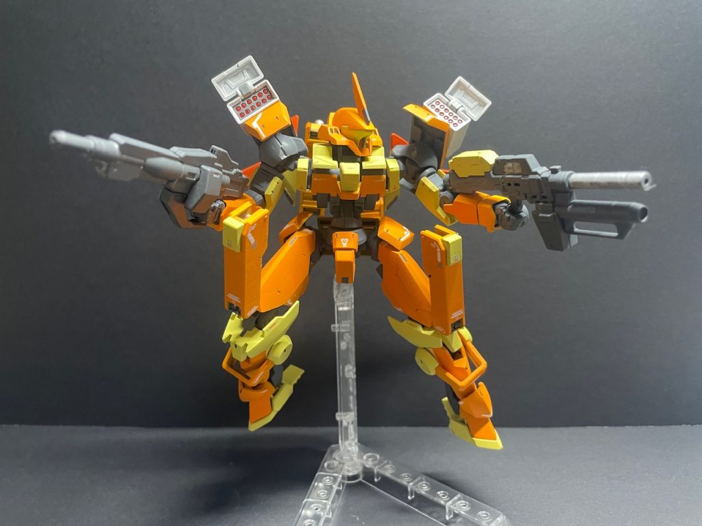 武装レギンレイズ専用ライフル 右腕に装備された専用ライフル。装備換装でハンドガンにすることも可能。左腕グレネード付きライフル カスタムパーツを改造したライフル。グレネードによりナノラミネート対策をしている。ミサイルポッド×2汎用性の高い武装。打ち切る前に装甲と一緒にパージしてしまうことが多い。太刀スサノオの太刀を改造したもの。ビーム兵装に対しての耐性をもつ。