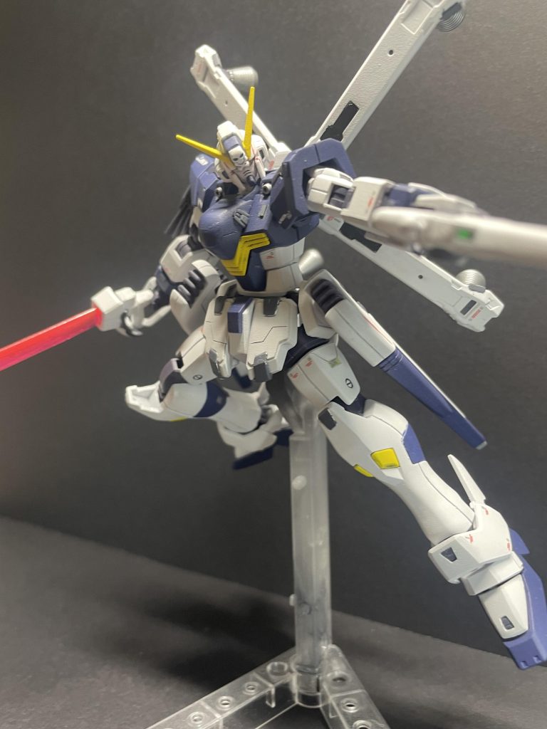 クロスボーンガンダムXフォーミュラクロスボーンガンダムをベースにF91とOOをミキシングした機体。ベース機の近接格闘能力はそのままにヴェスバーを腰部に追加し、射撃能力を底上げした。