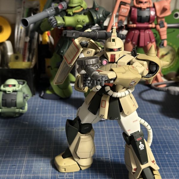 ＲＥ/１００ザクⅡ改 ＭＳ-０６ＦＺ。ノーマルヘッドのＭＭＰ-８０装備の画像です。ＭＧザクキャノンと並べたついでにパチリ。（7枚目）