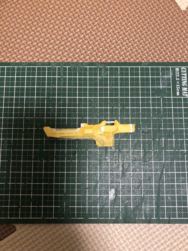 成型色から変更したことで、ビームライフルの青色部分もボディ色と合わせるよう、マスキング塗装。マスキングは苦手ですが、違和感をなくすため、塗装しました。