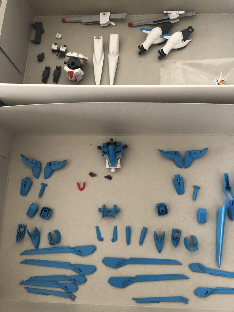 青色は、スカイブルーの缶スプレー。落ち着いた色味で、劇中のカラーに寄せることができました。