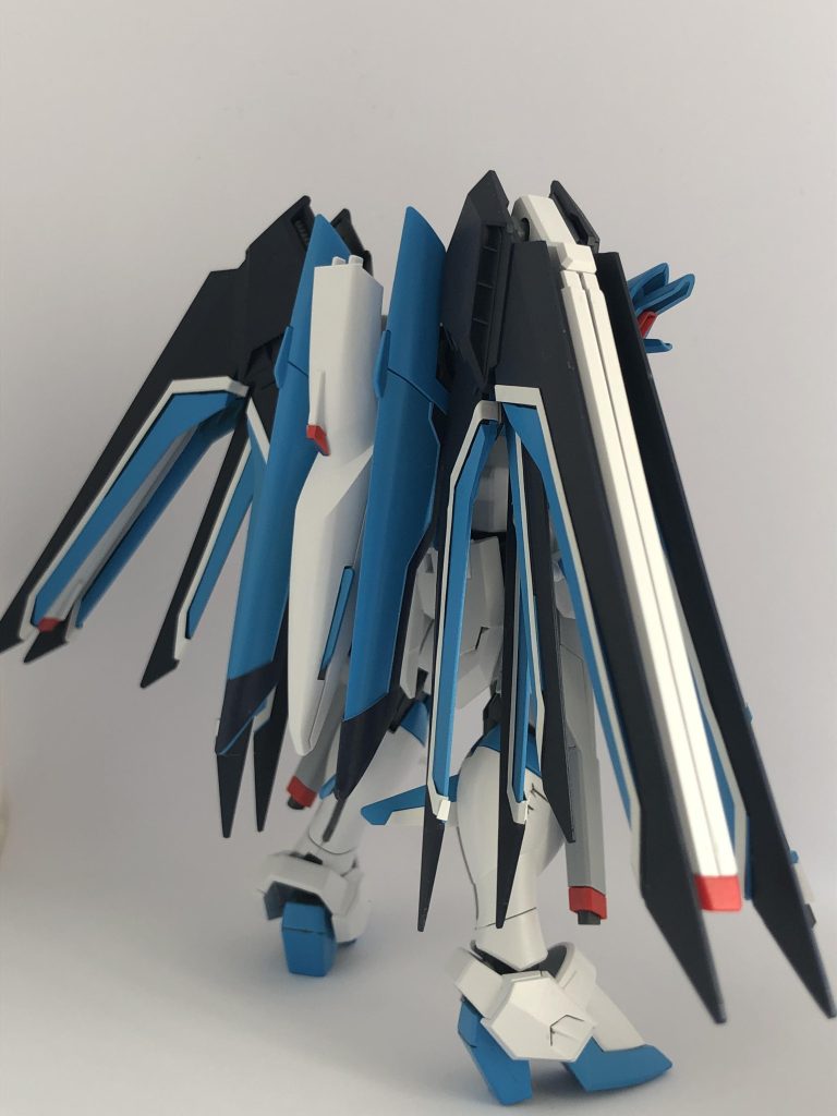 リアビュー。ウイングのホワイト部分は付属シールです。(マスキング下手なので)