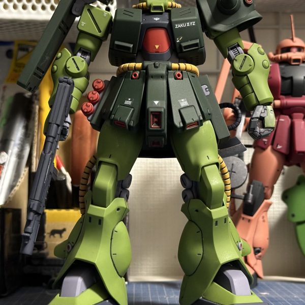 ＲＥ/１００ザクⅡ改 ＭＳ-０６ＦＺ。ノーマルヘッドのＭＭＰ-８０装備の画像です。ＭＧザクキャノンと並べたついでにパチリ。（2枚目）