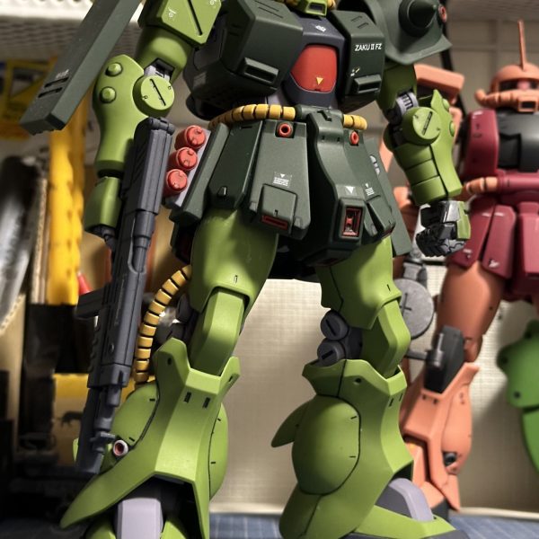 ＲＥ/１００ザクⅡ改 ＭＳ-０６ＦＺ。ノーマルヘッドのＭＭＰ-８０装備の画像です。ＭＧザクキャノンと並べたついでにパチリ。（3枚目）