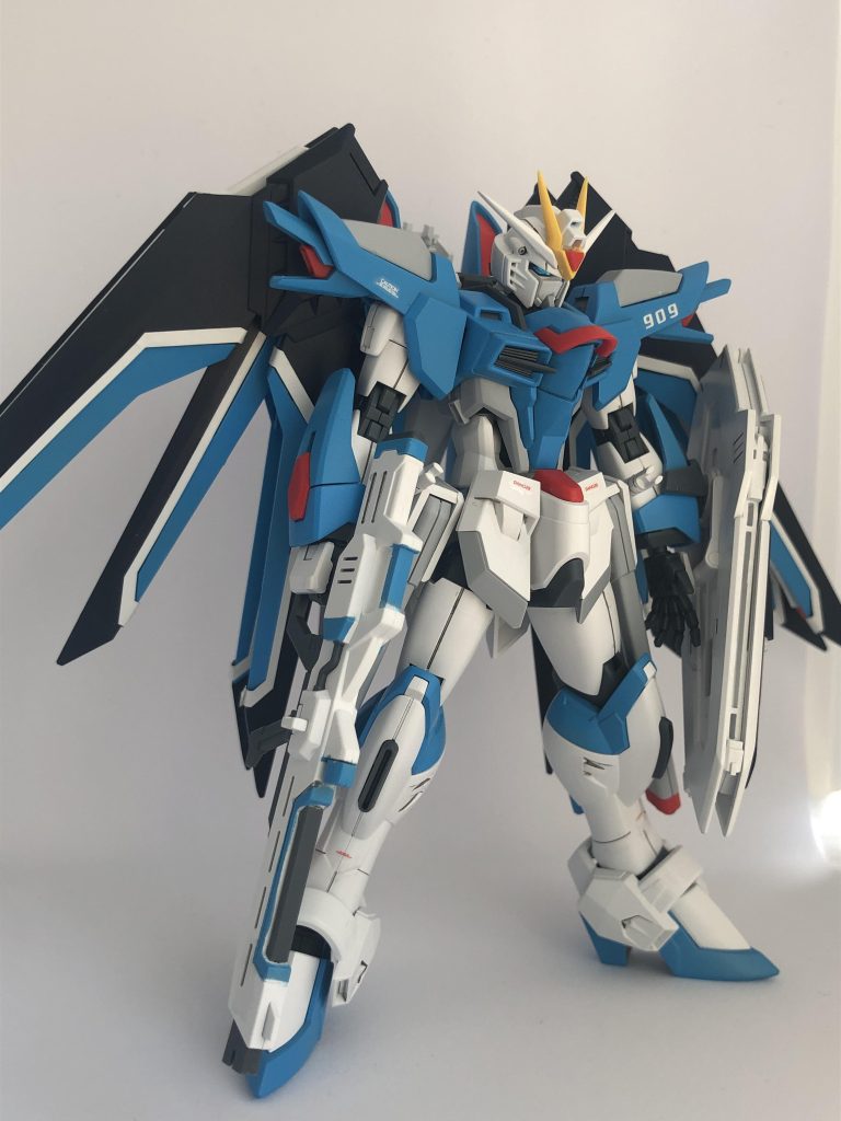 劇場版SEEDの新規MS発表時に一目惚れしたライジングフリーダムのHGを購入。青色成型色が違和感があったため、スプレー塗装にて色味を変更しました。