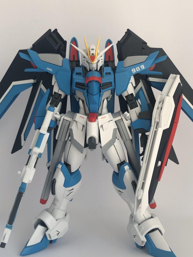 フロントビュー。元のキットの出来が良いため、大掛かりな改修はせず、肩の付け根を狭めたり、首と手首の延長と、最低限の改修に留めました。仕上げはシール、デカール貼り、墨入れとトップコートです。