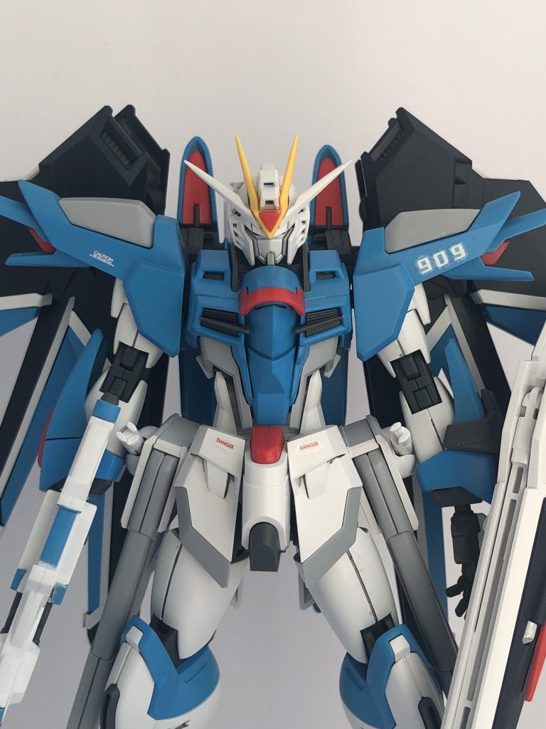 デカールは、余っていたガンダムデカールを使用しました。貼る箇所は「METAL ROBOT魂」を参考に、枚数は控えめにしました。左肩の数字は、型式「STTS-909」を表現するため「9」を2回使用する都合上「6」を反転させました笑。(あとは「コンパス」マークのデカールが欲しいです)