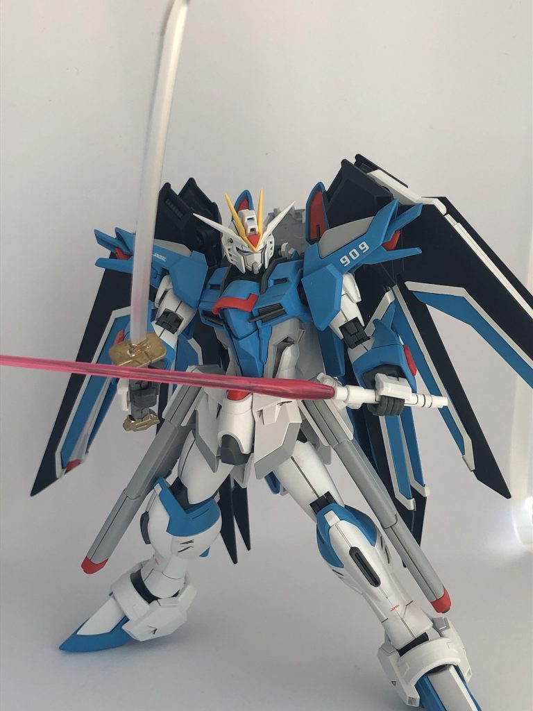 ポージング(おまけ)。マイフリを意識して、「HGレッドフレーム」の「ガーベラストレート」を装備。