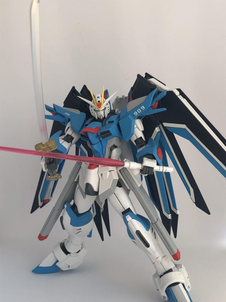 右手と左手で装備が異なる実体剣とビームサーベルは、ケレン味があって良いですね!