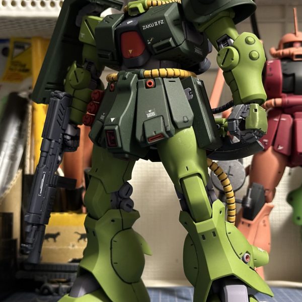 ＲＥ/１００ザクⅡ改 ＭＳ-０６ＦＺ。ノーマルヘッドのＭＭＰ-８０装備の画像です。ＭＧザクキャノンと並べたついでにパチリ。（4枚目）