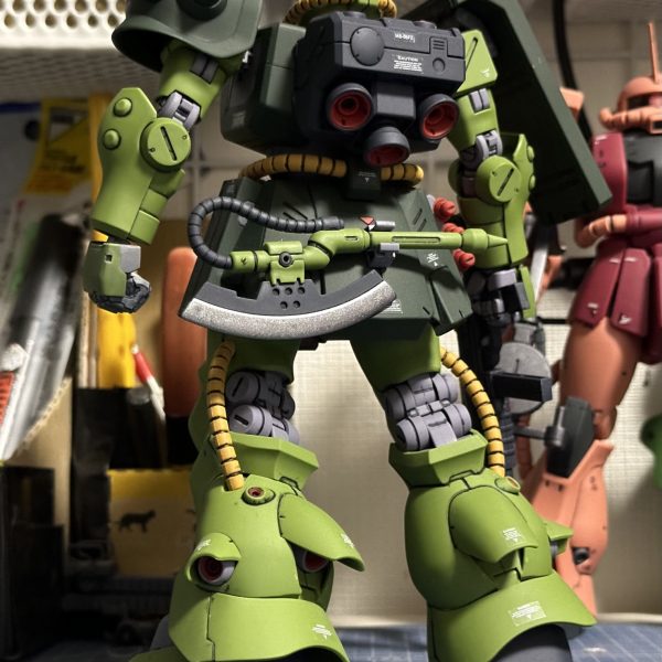 ＲＥ/１００ザクⅡ改 ＭＳ-０６ＦＺ。ノーマルヘッドのＭＭＰ-８０装備の画像です。ＭＧザクキャノンと並べたついでにパチリ。（6枚目）