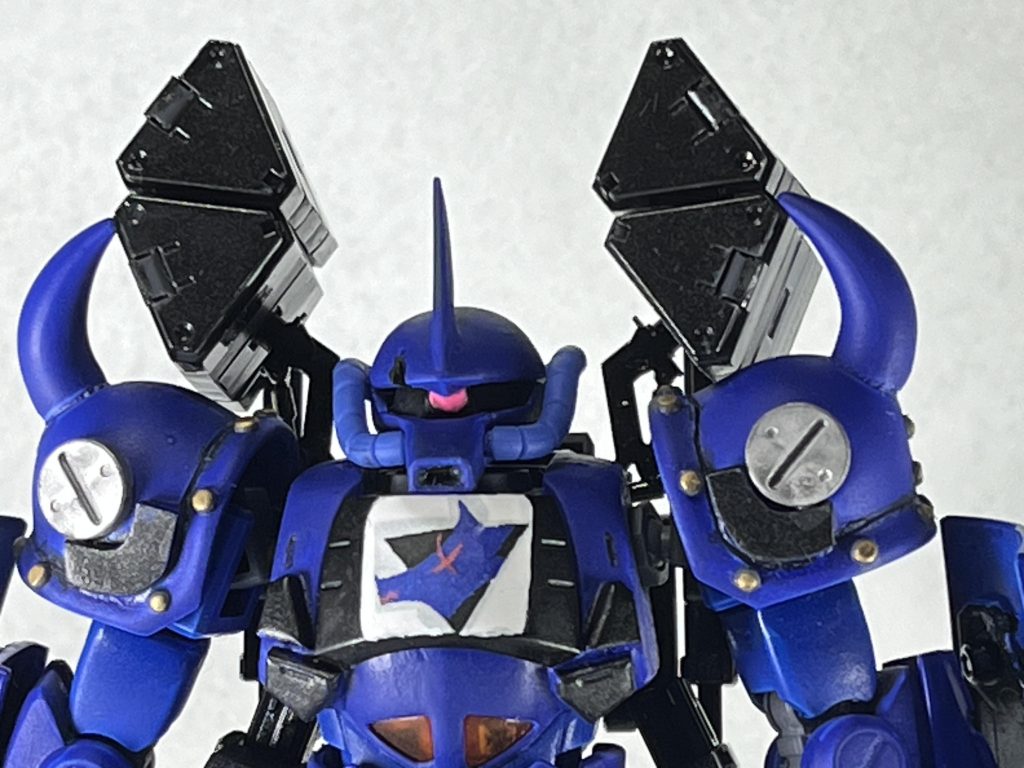 胸には、自作エンブレムデカールを貼り、両肩のシルバーのディティールは左右に2機、合計4機のiフィールド発生装置です