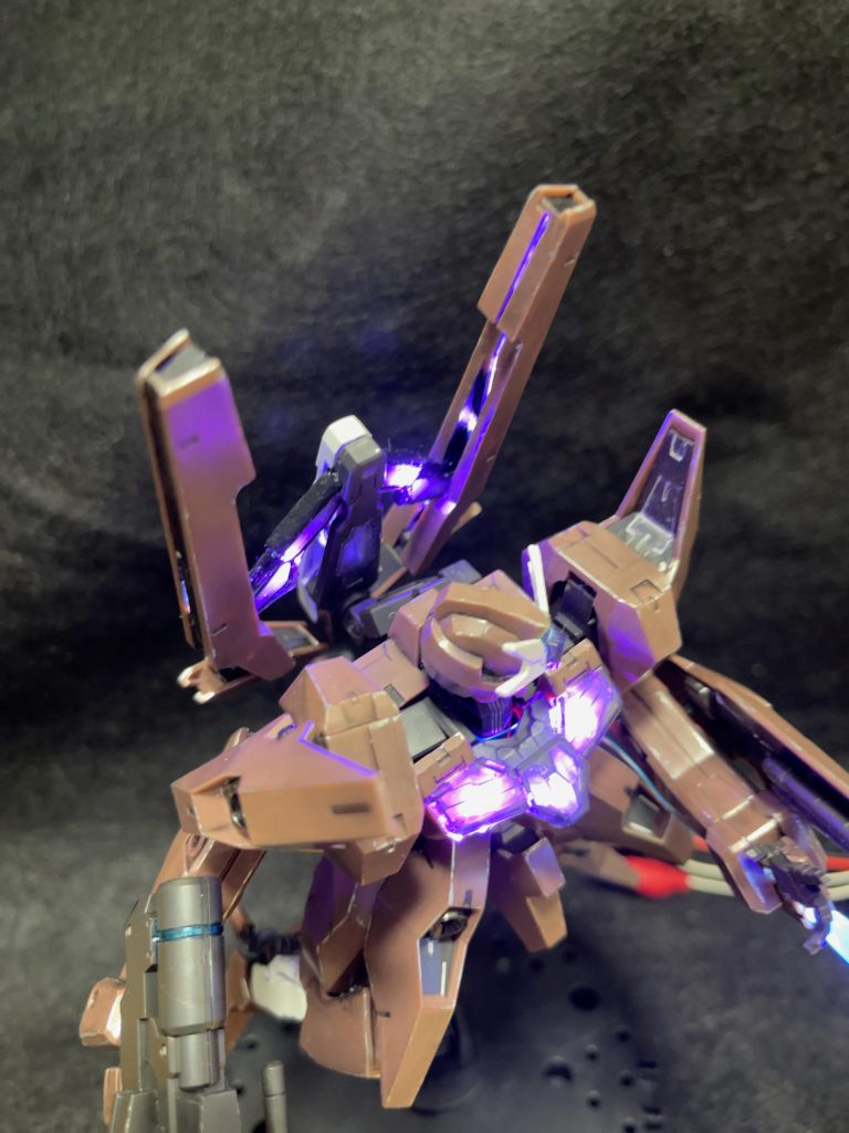 フェーズドアレイキャノンの中も発光してます。側面発光の光ファイバーを使ってます。アーム部はレジンで作り直して、中心部にLEDを仕込みました。