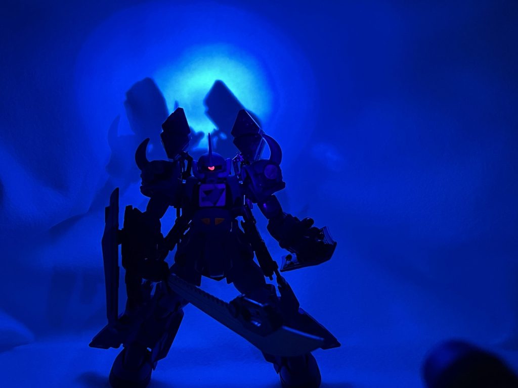 モノアイの光り方に拘り、鈍い光を出す為に蛍光ピンクに白を多めに入れて塗りました