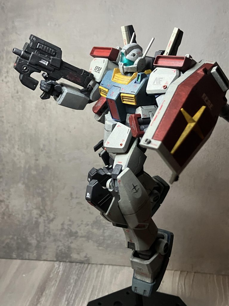 ライフルを使い切った後は脚部にマウントされたマシンガンに持ち替えます