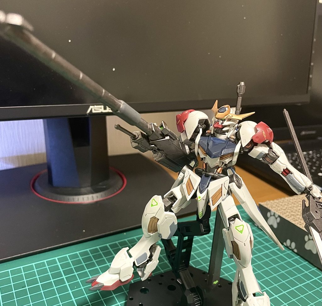 大き過ぎる滑空砲を脇に構えているのも良し