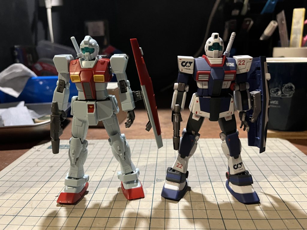 正面から2001年版との比較。色が違うし、逆光なんで分かりにくいですが、頭、体などがコンパクトになり、スマートになってます。