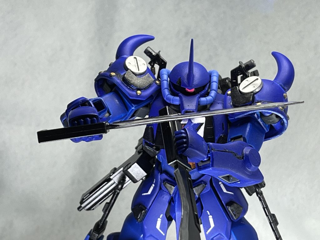 ザクアメイジングはバックパックにヒートナタを装備してましたが、此方は高周波マチェツトを装備させました