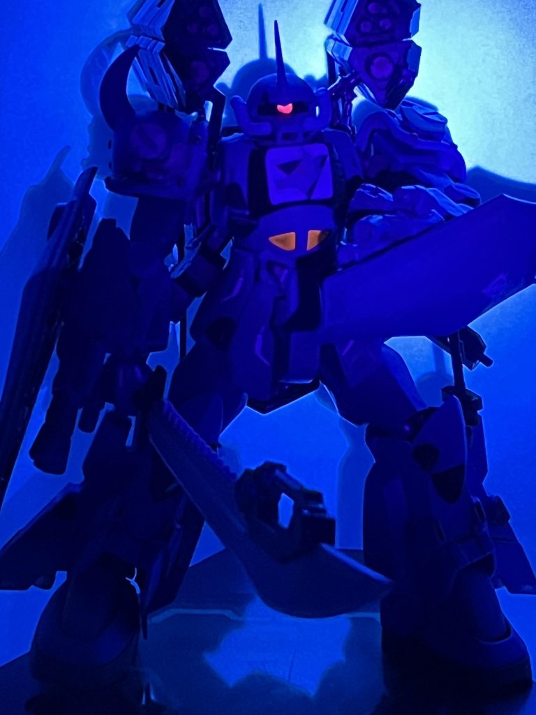 ブラックライトでモノアイが不気味に光ます