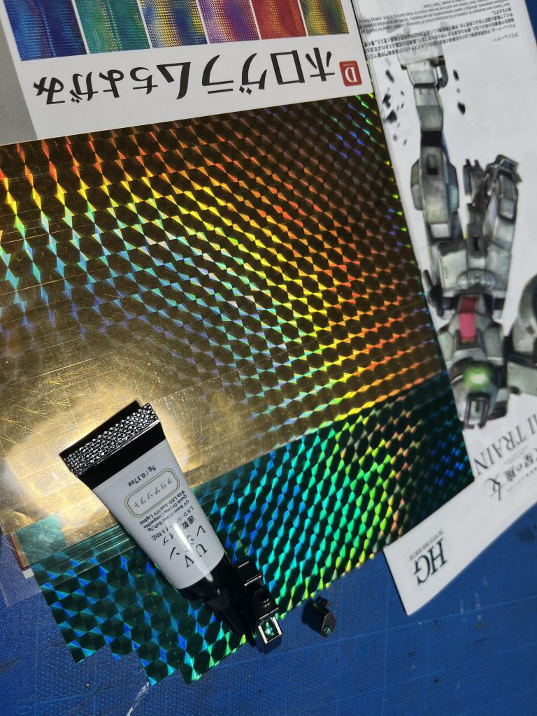 センサー類は毎度お馴染みのダイソーのホログラムちよがみを両面テープに貼って切り出して、パーツに貼り付けてからUVレジンでレンズを表現。安くて何度もやり直せる。