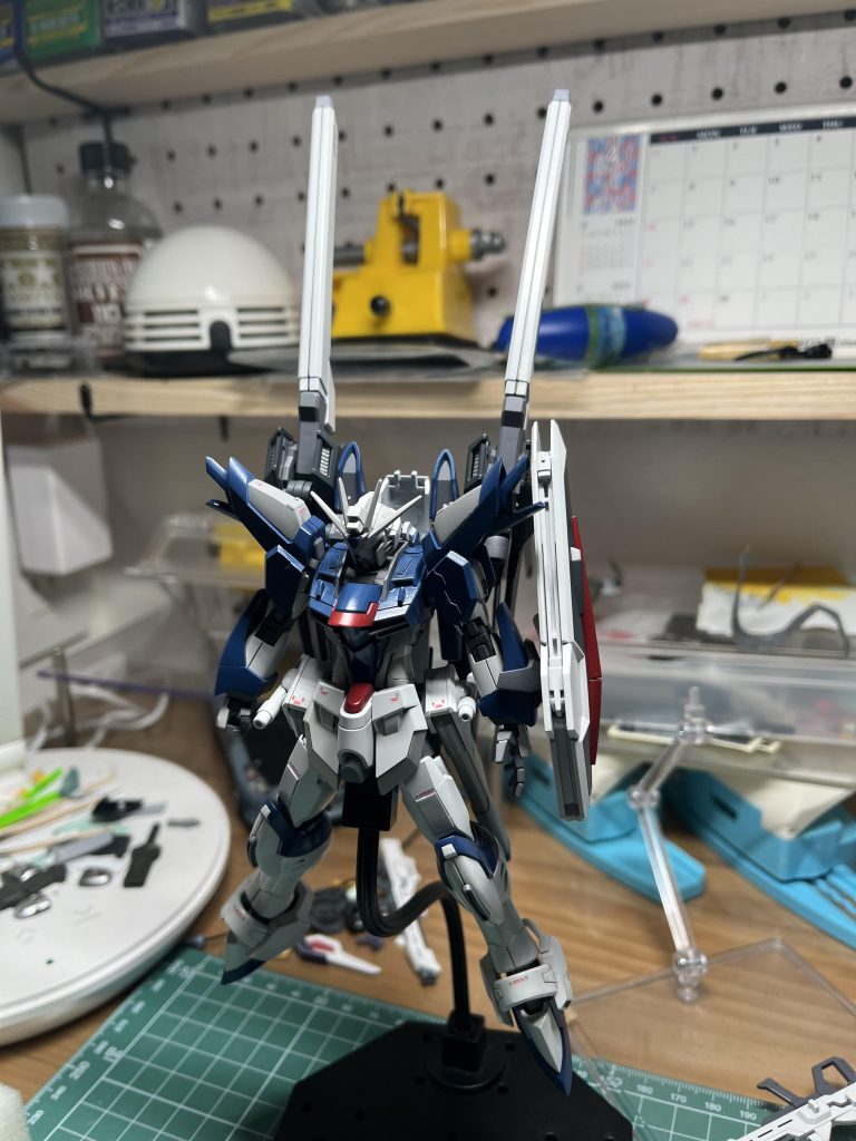 デカール途中ウイングのインパルス砲をなぞに立ててますwなんか宇宙世紀っぽくてカッコよくね?って写真撮りました●使用塗料本体(白1):ガイヤカラー ニュートラルグレーⅠ+Ⅱ本体(白2):ガイヤカラー ニュートラルグレーⅢ本体(紺):Mr.カラー ブルーFS15050本体(赤):Mr.カラー あずき色 +黒少量ウイング(黒):Mr.カラー ネイビーブルー(多分)関節・武器:メカサフ HEAVYトップコート:Mr.カラー スーパースムースクリア(つや消し)