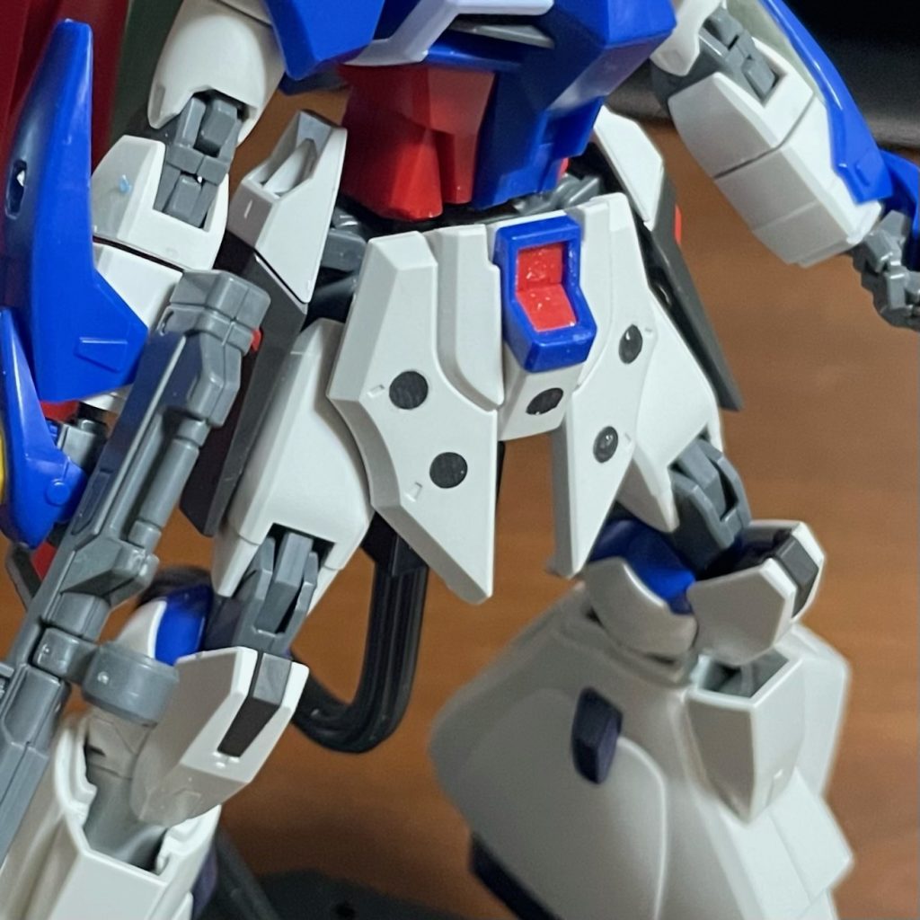 各部にネオジム磁石を埋め込むことで、元のデスティニーの姿は崩さずに着脱可能です。