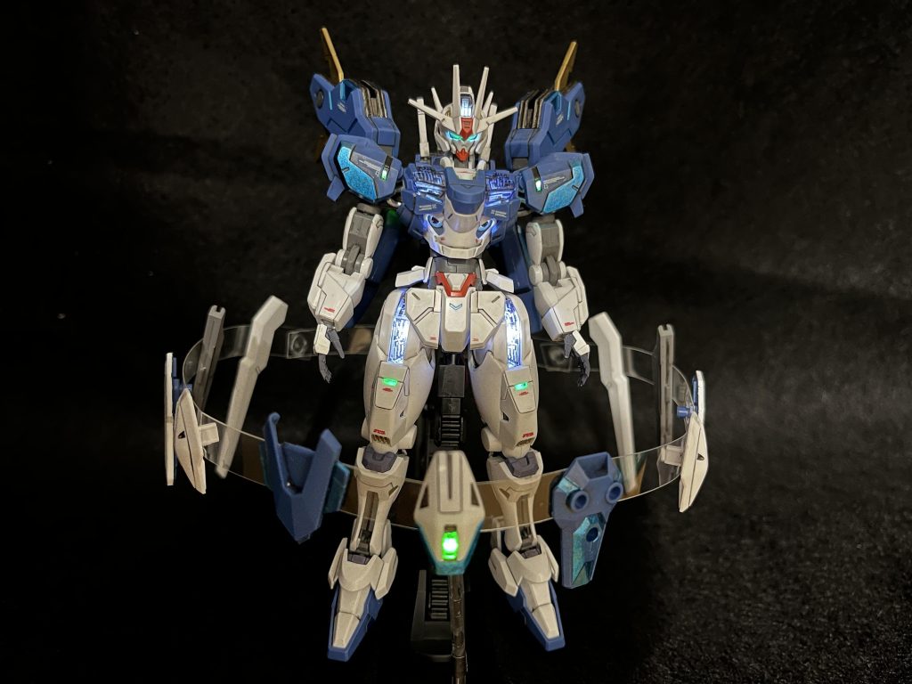 エスカッシャンの発光はワイヤレス給電のLEDを入れています。写真に映らないところにコイルがあります。