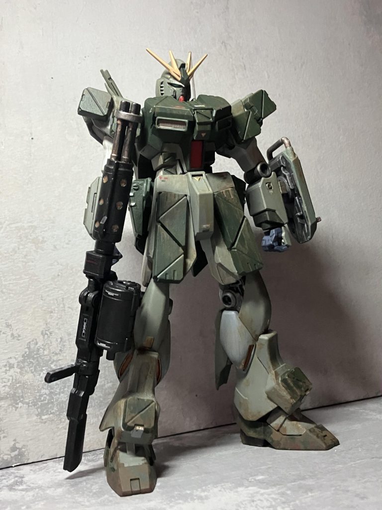 フォロワーさん達の製作意欲に推されて自分もフェスに、もう一体出そうと思い約1年前に製作して閉まっていたEGのνガンダムを引っ張り出してきました