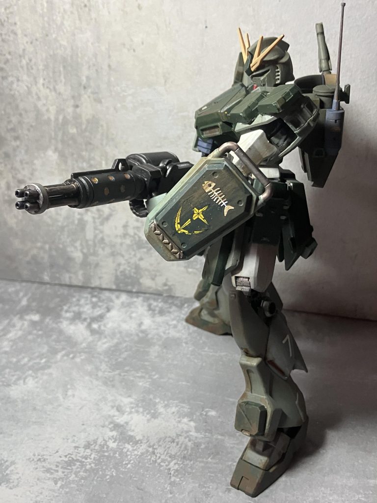 製作中にフォロワーさんからガトリングを持たせてみたらとの提言を頂いたのでデミトレーナーのガトリングを持たせてみましたνガンダム自体が全長が高いので大物武装が似合いますね( ^ω^ )
