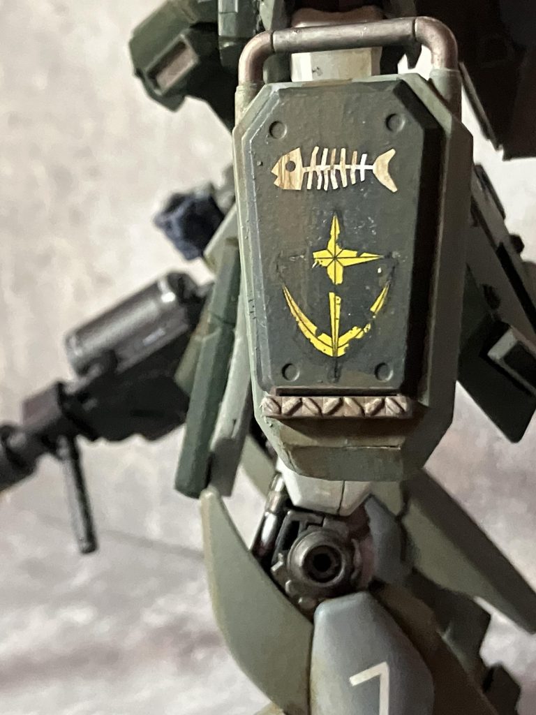 シールドはez-8のを使っていますそのままを使うのは何かな〜と思ったので先端部は無しにしていますガンダム自体が対弾性が強いので格闘攻撃から身を守るぐらいなら、これぐらいの大きさでもいいかなと笑