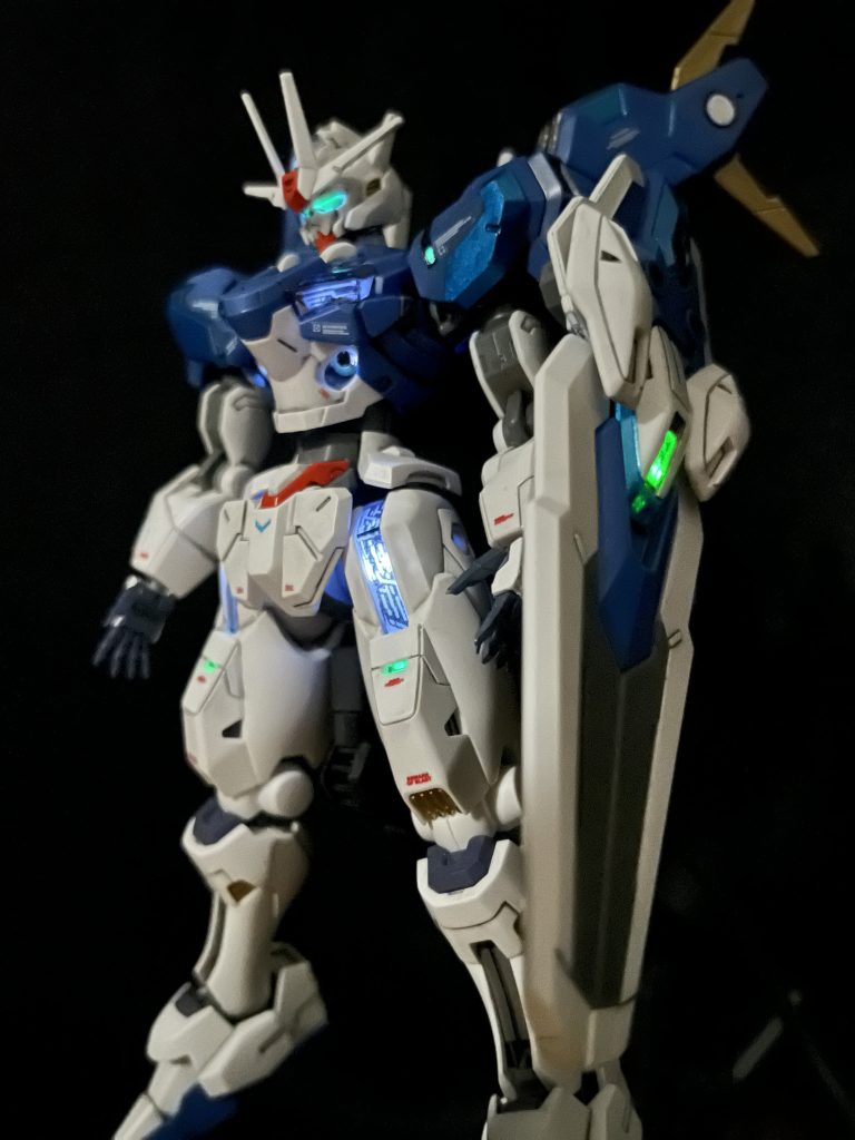 肩や太腿の緑センサーも光ります。スコア8として作成したので、発光色は白です。