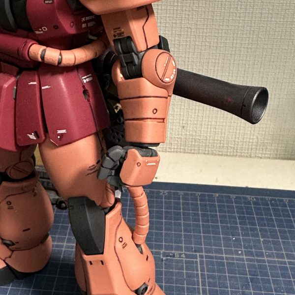 武装類と腕部にマーキング。０６Ｓの余りと０６Ｊのガンダムデカール(インレタ)を使用しました。ザクバズーカ３丁です。ザク２体にバズーカ４丁の過剰バズーカ。で、、、。腕部のマーキングは肘部の①モールドのみ(０６Ｓは水転写デカール)。基本的には０６Ｓと同じマーキングになります。０６Ｓ(＋１４Ｓ)用の水転写デカールの用意(×２)があったります。（5枚目）