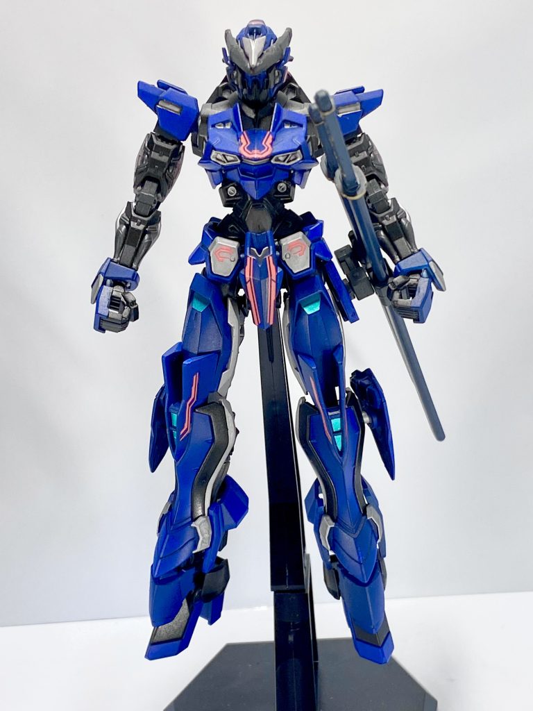 両肩をコアガンダム。握り手をウーンドウォート。両足をグレイズ。足首辺りなの隙間をジャンク品で埋めました。