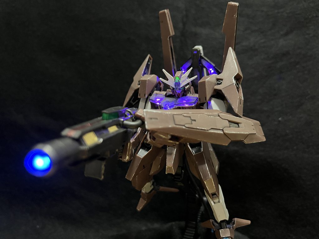 ライフルの先端にワイヤレス給電のLEDを入れて発光させられます。