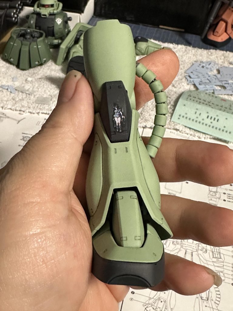 脹脛に大きめのザクレディを貼ろうかと思ったのですが、フットミサイルで隠れてしまうので、左膝に小さめのを貼りました。脹脛ザクレディは06Fでやりましょう。