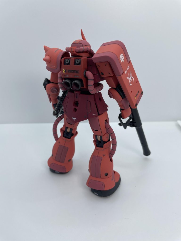 このZAKU II に搭乗時のシャアの階級って、中尉→2階級特進→少佐のタイミングでしたっけ..??販売されている水転写式デカール、この2階級のものが無かったような...(写真のものは大尉でしょうか..??)どなたか詳しい方いらっしゃいましたら是非教えていただきたいです...(zaku-kao4)