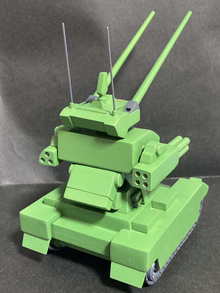 なのでモールドは非常に少なくのっぺりとした印象に。ポリ数少ない昔のガンダムゲーに出てきそうな出で立ちですが、まぁまぁまぁ様になっているのでは…?