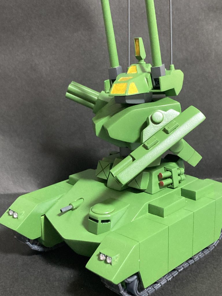 可動は上半身に集中してこんな所。腕の基部にボルアムのBJを仕込み、腰は横にロール。頭も同様に横ロールのみの可動で表情付けが可能です。