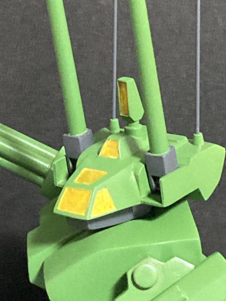 頭部のセンサー類はシルバーを下地にクリアイエローを塗装。後にクリアレジンを流して硬化…写真だと全然分かりませんね!