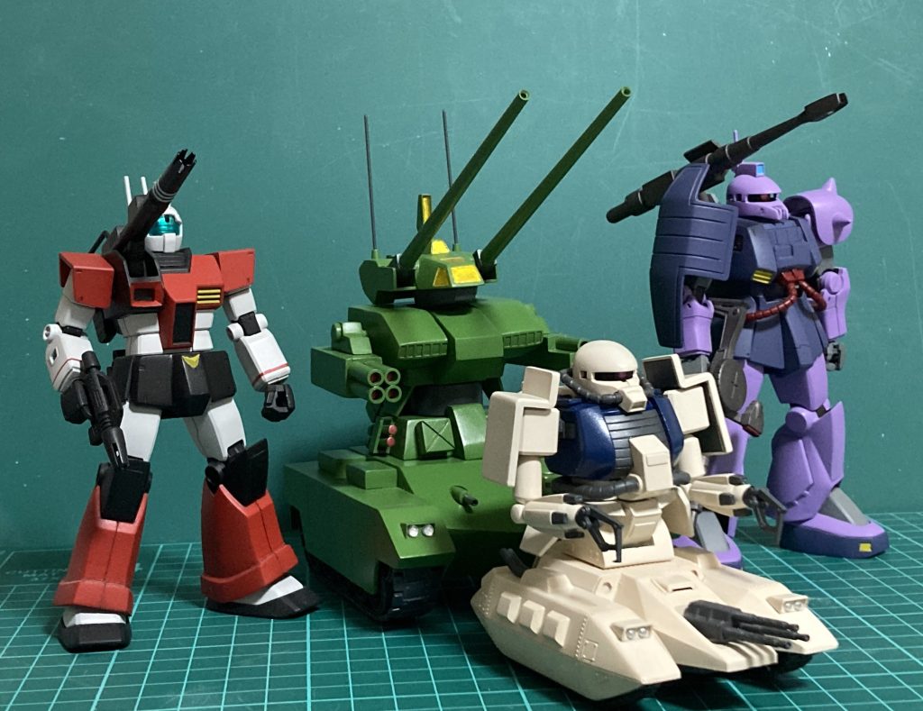 紆余曲折あって完成した可愛いわが子のガンタンクII!ジムキャノンと混ぜれば一年戦争。接収ザクタンクとザクキャノンと混ぜればZのジャブロー。こういう遊びができるのは完成させたものの特権です。緑に塗装してよかった…