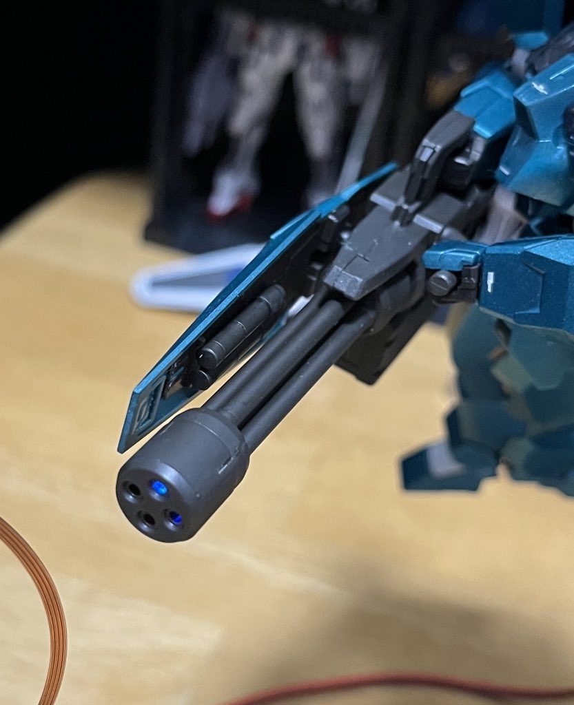 ビームガトリングはワイヤレス給電のLEDで光ります