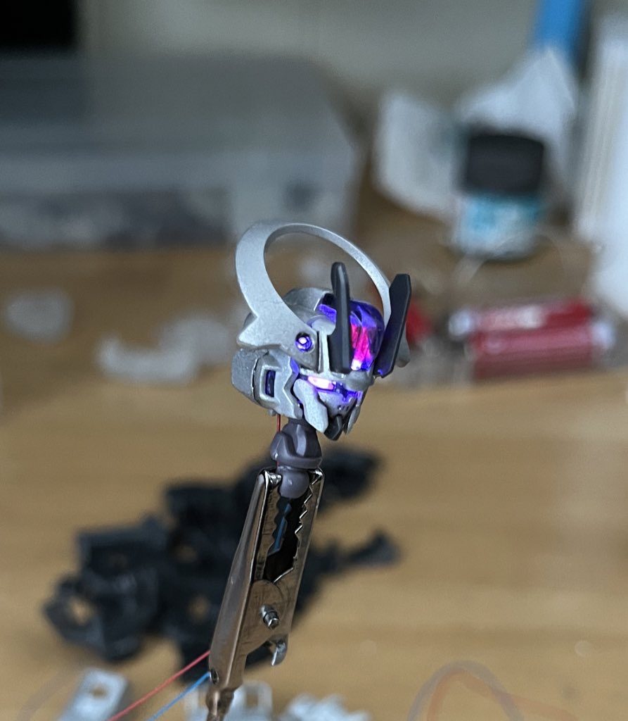 シュバルゼッテは２色に発光するので、紫LEDをベースに赤い部分はセロファンを重ねて色を変えてます。